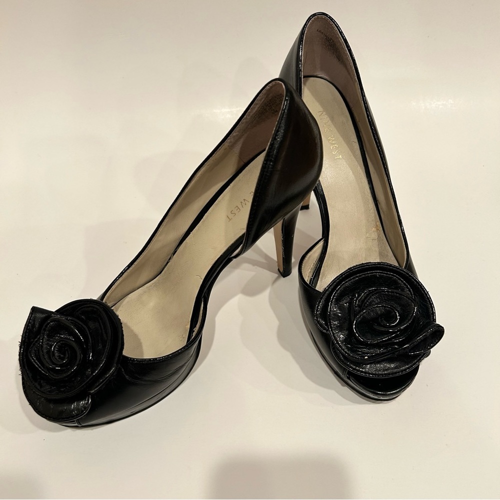 Nine West Black Leather Stiletto Platform Pumps with Rose Design Size 8M